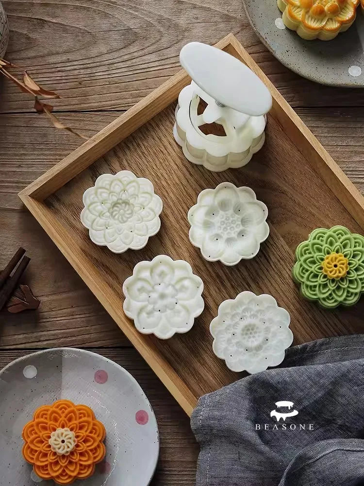 Lunara – 4pcs Hand-Press Mooncake Mold Set